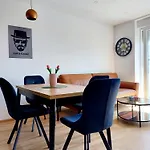 Modern 2 King Size Bed, Sea View, Walk To Beach And Center *